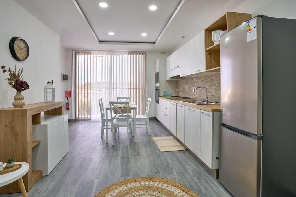 Two Bedroom Apartment In Xemxija, เซนต์พอลส์เบย์ ภายนอก รูปภาพ