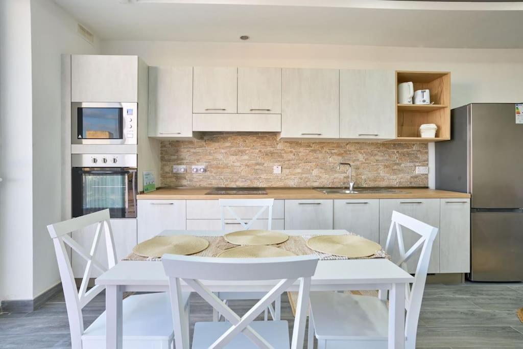 Two Bedroom Apartment In Xemxija, เซนต์พอลส์เบย์ ภายนอก รูปภาพ