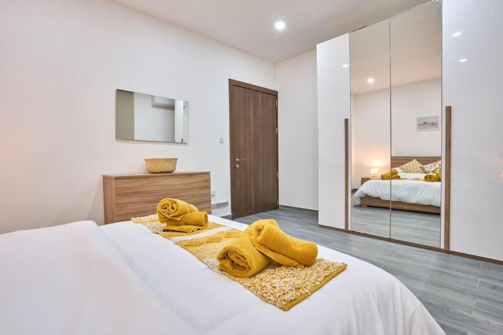 Two Bedroom Apartment In Xemxija, เซนต์พอลส์เบย์ ภายนอก รูปภาพ