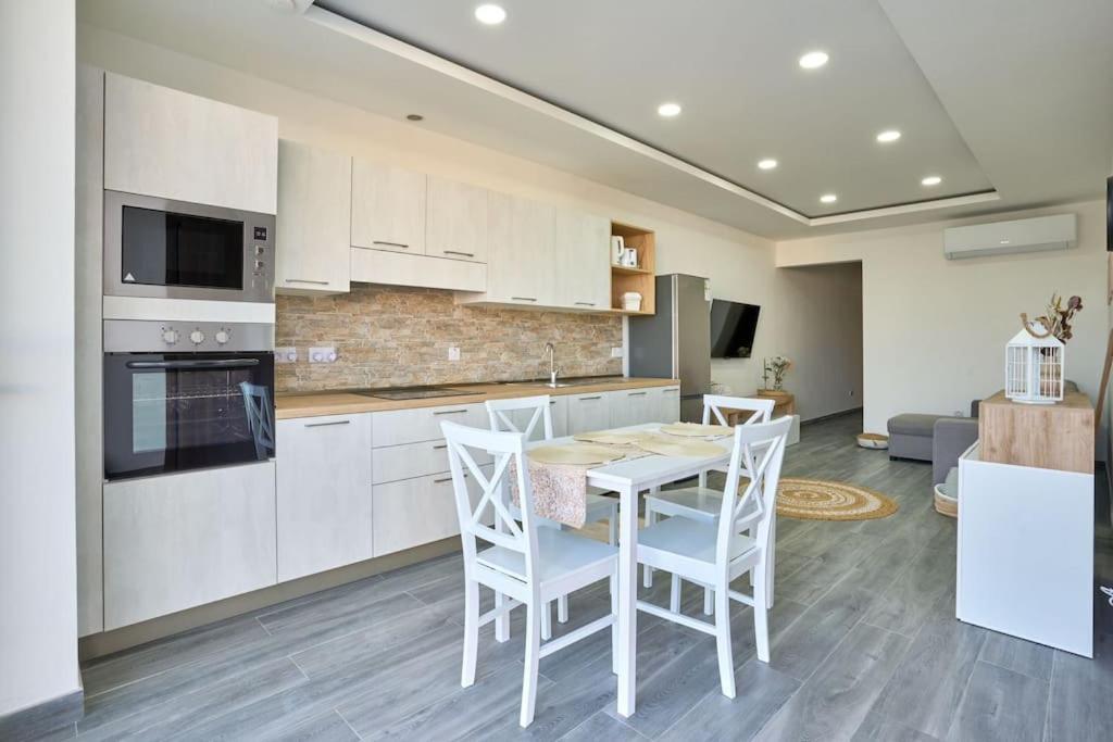Two Bedroom Apartment In Xemxija, เซนต์พอลส์เบย์ ภายนอก รูปภาพ
