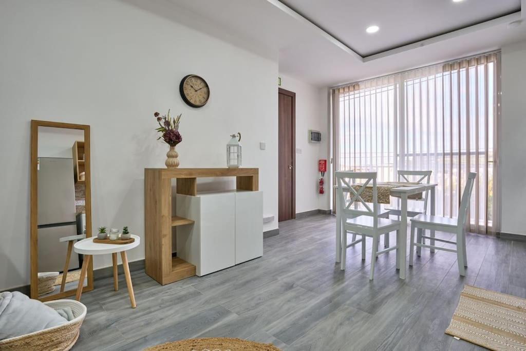 Two Bedroom Apartment In Xemxija, เซนต์พอลส์เบย์ ภายนอก รูปภาพ