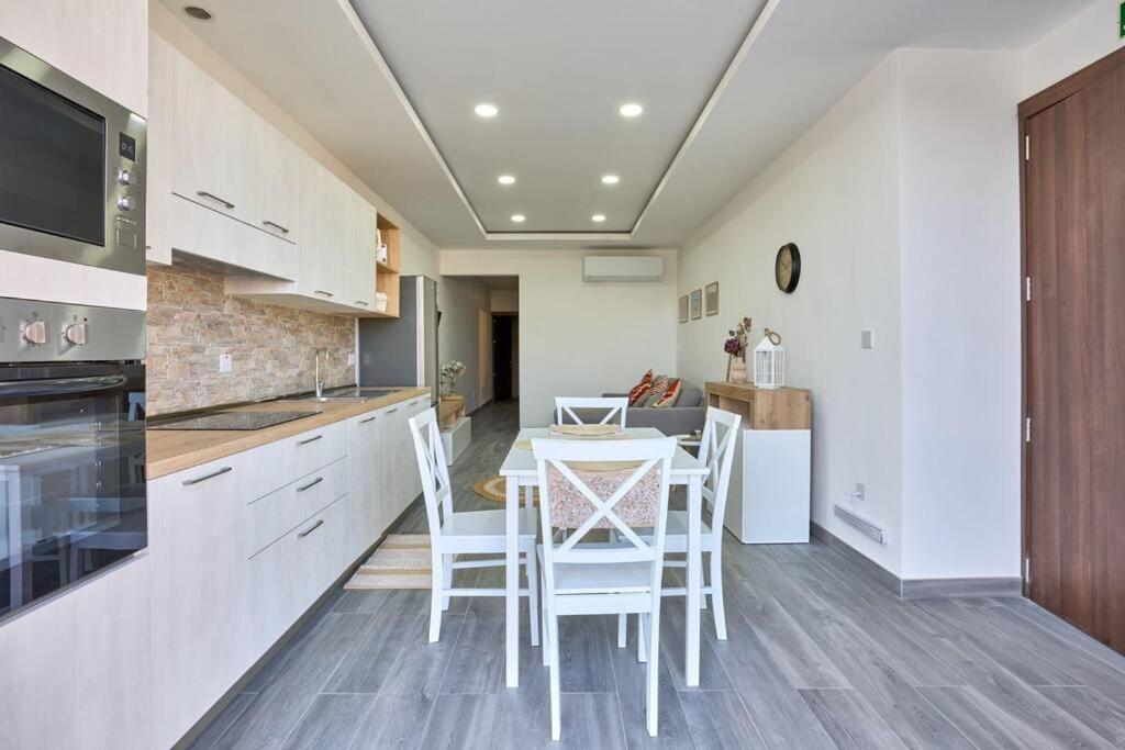 Two Bedroom Apartment In Xemxija, เซนต์พอลส์เบย์ ภายนอก รูปภาพ