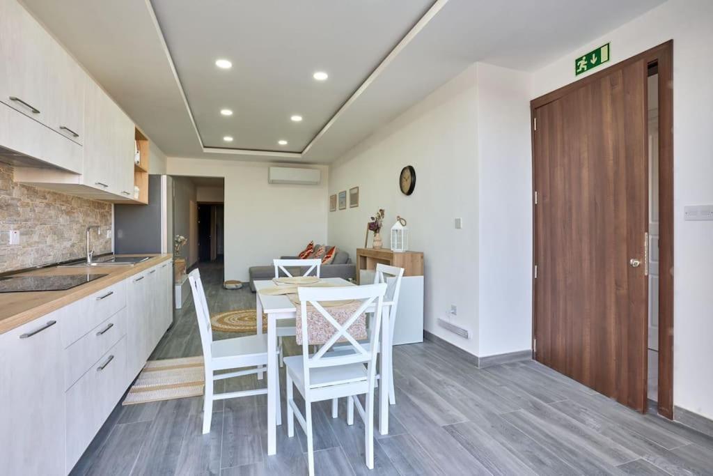 Two Bedroom Apartment In Xemxija, เซนต์พอลส์เบย์ ภายนอก รูปภาพ
